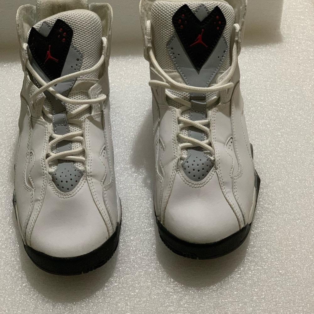 Jordan True Flight BG Size 7 Women 5.5 Youth color white, gray and red 💕 - Picture 3 of 5
